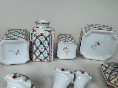 Nécessaire de toilette en porcelaine polychrome...
