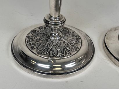Paire de bougeoirs en métal argenté, la base...