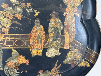 JAPON, début XXe.
Plateau de forme chantournée...