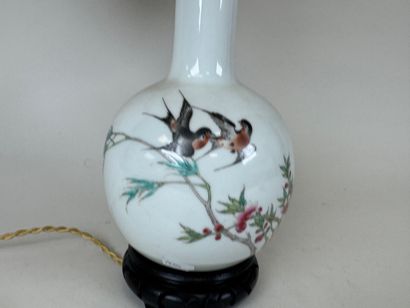 ASIE, XXe.
Vase monté en lampe en porcelaine...