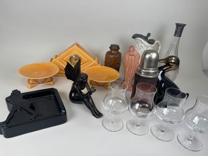 Lot comprenant :
- SAINT CLEMENT.
Garniture...