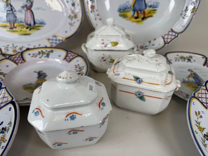 H.B. QUIMPER.
Deux plats de service, 3 assiettes...