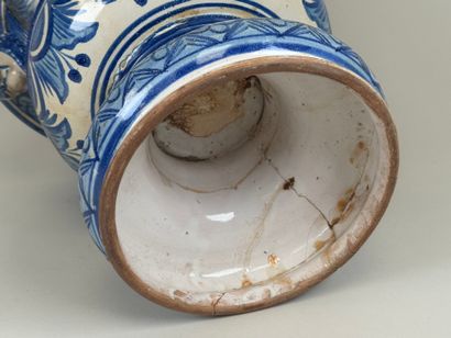 NEVERS, early 20th century.
Glazed earthenware...