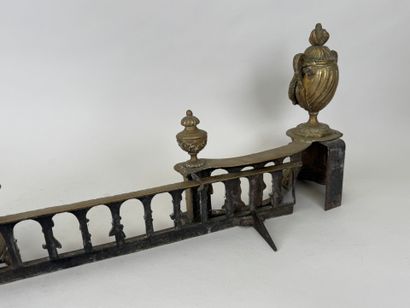 Garniture de cheminée en bronze doré et ajouré...