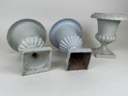 Paire de petits vases de jardin en fonte...