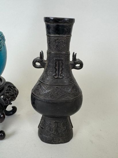 ASIE, XXe.
Vase bouteille en céramique bleue...