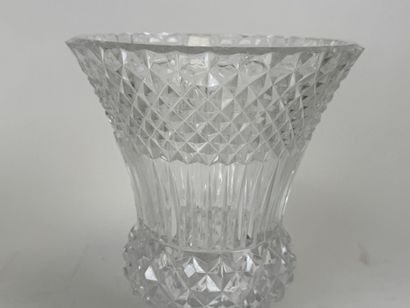 Vase cornet en cristal à décor de pointes...