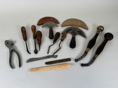 BLANCHARD à Paris, et divers.
Outils de bourreliers...