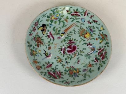 CHINE.
Assiette ou plat circulaire en porcelaine...