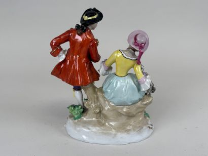 École, XXe.
Couple galant.
Groupe en porcelaine...