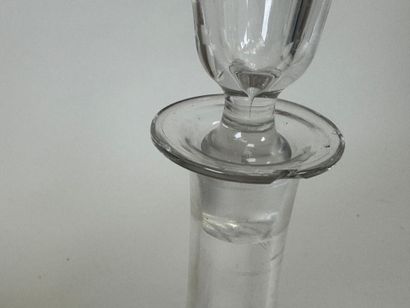 Cinq carafons ou carafes en verre à décor...