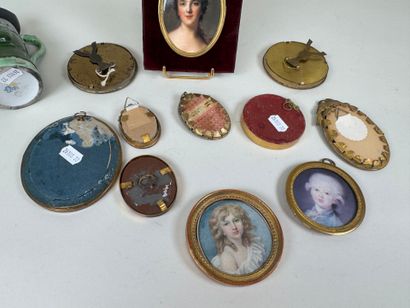 Collection de 11 encadrements ou porte-photos...
