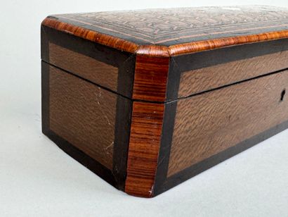 Coffret à gant rectangulaire à pans coupés...