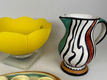 Lot comprenant :
- un vase en verre de forme...