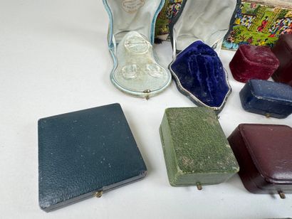 Lot d'écrins pour bijoux en cuir et velours.
12...