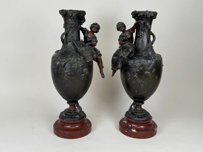 F. MOREAU, d'après.
Paire de vases en régule...