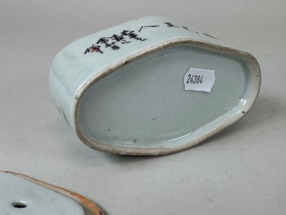 ASIE, XXe.
Petit coffret senteur en porcelaine...