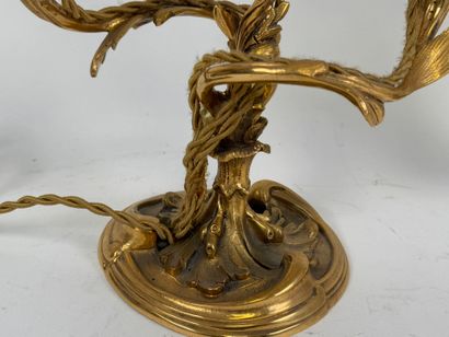 Paire de flambeaux en bronze doré et ciselé...