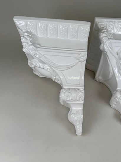 Paire de consoles en céramique blanche à...