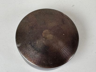 Boite circulaire en métal argenté à décor...