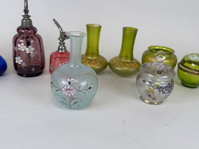 11 pièces dont vases, bonbonnière, flacons,...