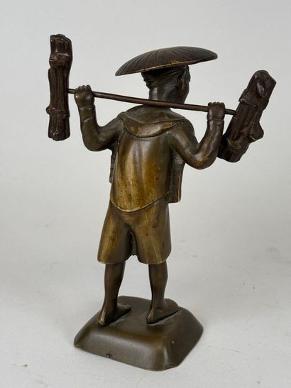 VIETNAM, 20th century.
The bearer.
Patinated...