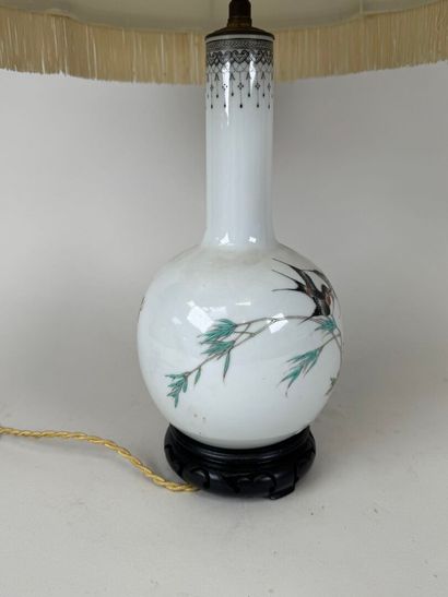 ASIE, XXe.
Vase monté en lampe en porcelaine...