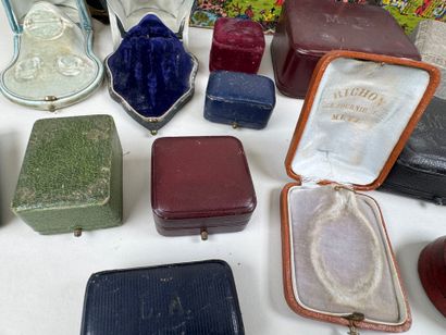 Lot d'écrins pour bijoux en cuir et velours.
12...