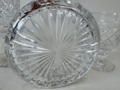 Lot en cristal taillé comprenant une coupe...