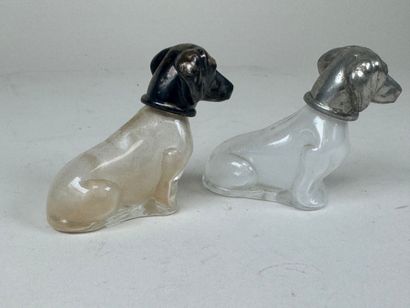 Paire de salières en forme de chien en verre...