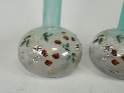 Paire de vases en verre partiellement coloré...