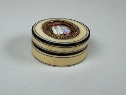 Small pillbox in ivory and gilt metal, the...