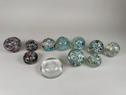 Collection de 10 boules ou presse-papiers...