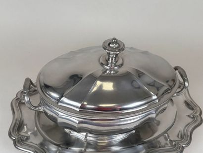 Les Étains du Manoir.
Grande soupière et...