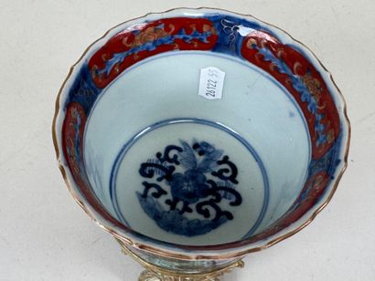 ASIE, XXe.
Petit cache-pot en porcelaine...