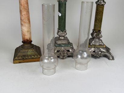 Trois lampes à pétrole en marbre, onyx, régule,...