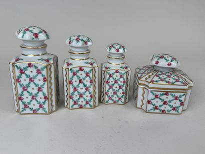 Nécessaire de toilette en porcelaine polychrome...