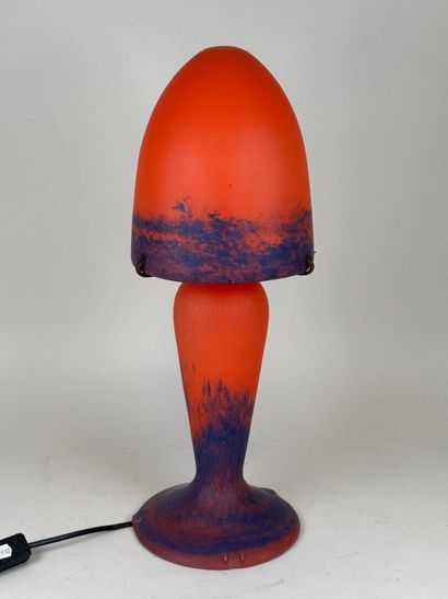 Le Verre Français, dans le goût de.
Lampe...
