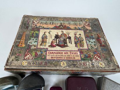 Lot d'écrins pour bijoux en cuir et velours.
12...