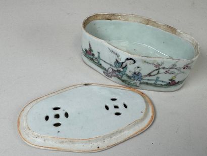ASIE, XXe.
Petit coffret senteur en porcelaine...