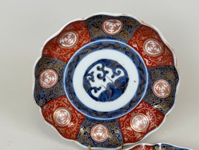 Style IMARI, JAPON, XXe.
Paire d'assiettes...