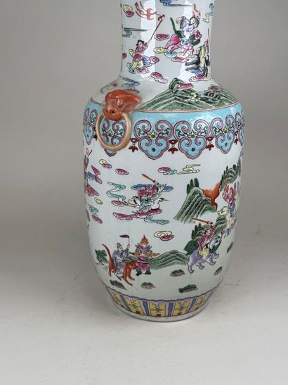 CHINE, fin XIXe - début XXe. 
Vase en porcelaine...