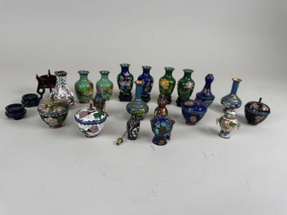 Collection de 18 miniatures en laiton cloisonné...