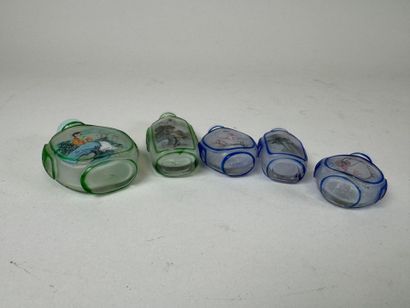 ASIE, XXe.
Cinq petites tabatières en verre...