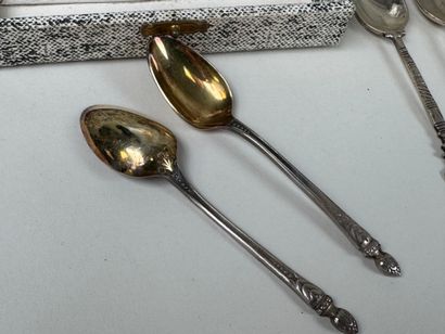 Suite de douze petites cuillères en métal...