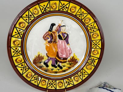 HENRIOT QUIMPER.
Assiette décorative en faïence...