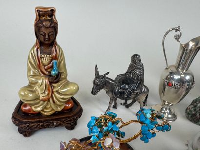Important lot d'objets de vitrine en verre,...