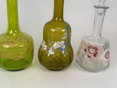 Carafes ou carafons en verre coloré à décor...