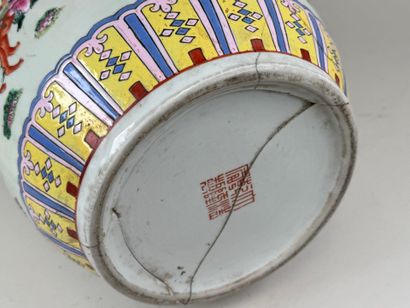 CHINE, fin XIXe - début XXe. 
Vase en porcelaine...