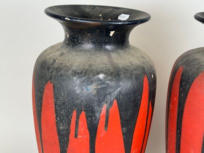 Grande paire de vases en céramique sur fond...